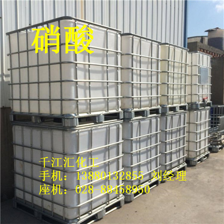 只因一堆垃圾　竟泼邻居硝酸